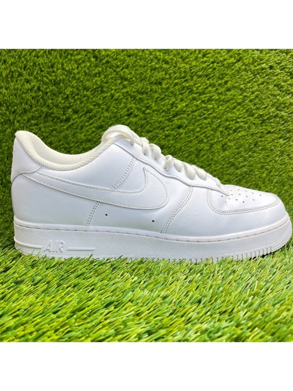 Nike Air Force 1 '07 Low Mens Size 11 White Walking Lifestyle Shoes Sneakers